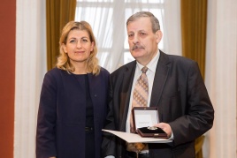 Lietuvos esperantininkų sąjungos Valdybos pirmininkui Povilui Jegorovui apdovanojimą įteikė kultūros ministrė Liana Ruokytė-Jonsson Lietuvos esperantininkų sąjungos Valdybos pirmininkui Povilui Jegorovui apdovanojimą įteikė kultūros ministrė Liana Ruokytė-Jonsson